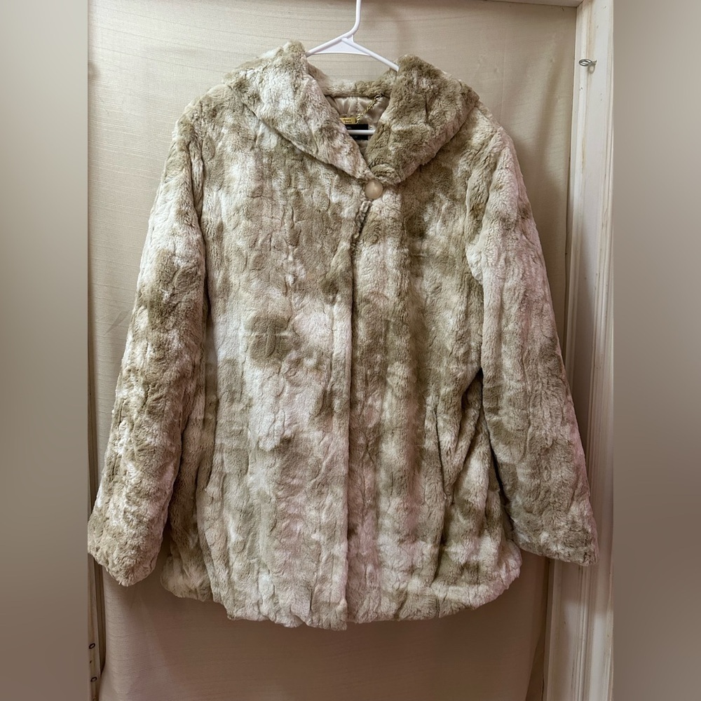 Dennis Basso Faux Fur Coat Women’s Large Plush Winter Jacket Beige Snap Closure